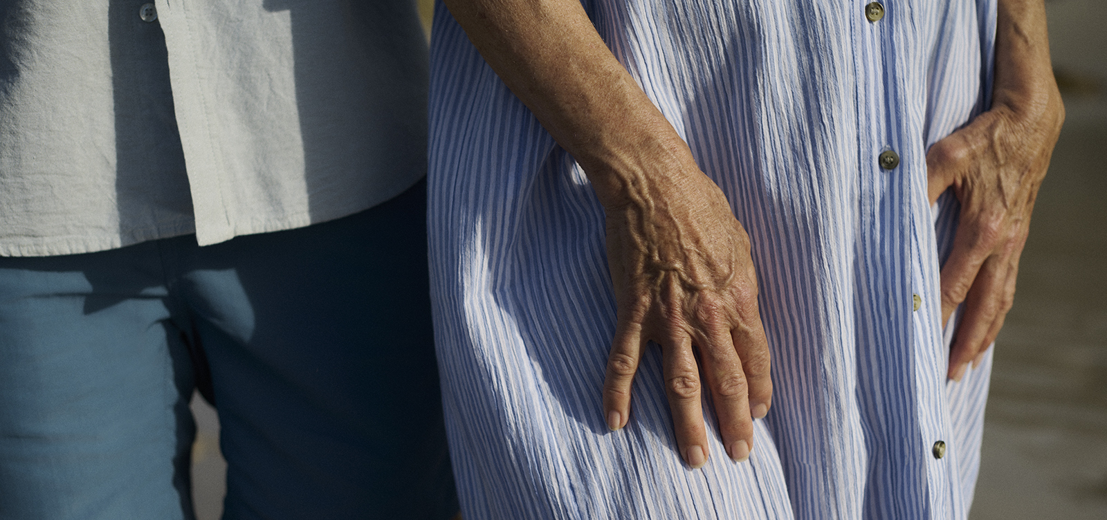 Plano de un cuidador acompañando a su ser querido Plano de un cuidador acompañando a su ser querido